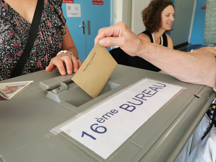 La proposition de loi PLM a été adoptée ce vendredi 10 juillet, à neuf mois des prochaines élections. Elle vise à garantir 1 voix = 1 électeur, mais il reste des trous dans la raquette.