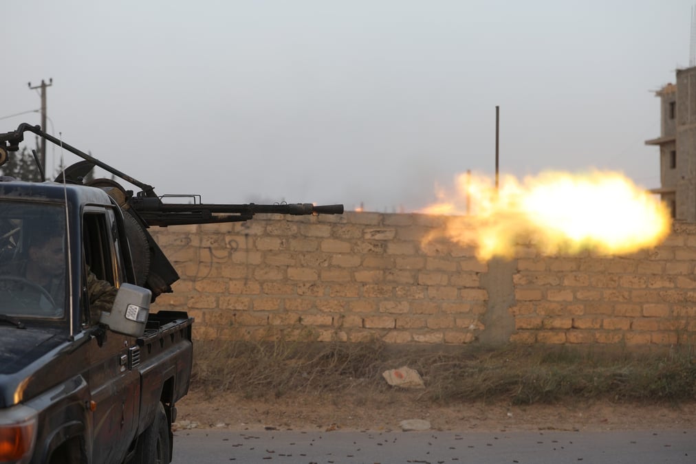 Plongée dans le chaos depuis 2011, la Libye est divisée en deux camps rivaux entre le GNA, qui siège à Tripoli et qui est reconnu par la communauté internationale, et un gouvernement parallèle soutenu par le maréchal Khalifa Haftar, dans l'est du pays.
