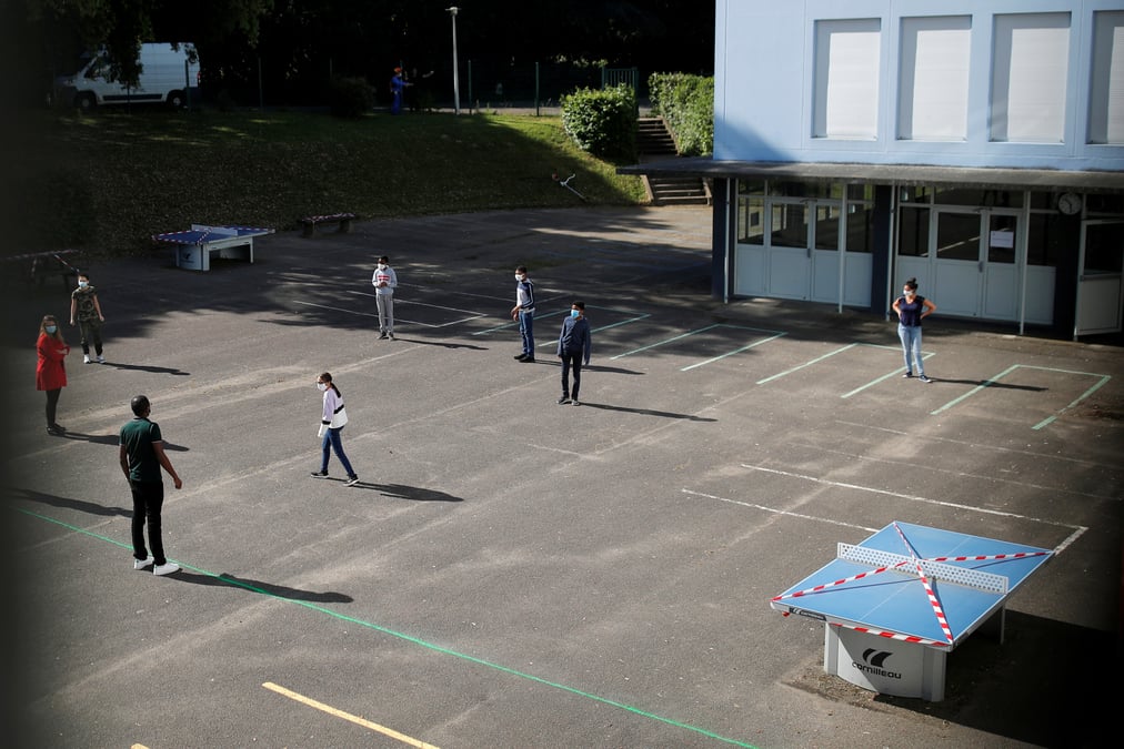 France: les lycees autorises a passer en partie en cours a distance