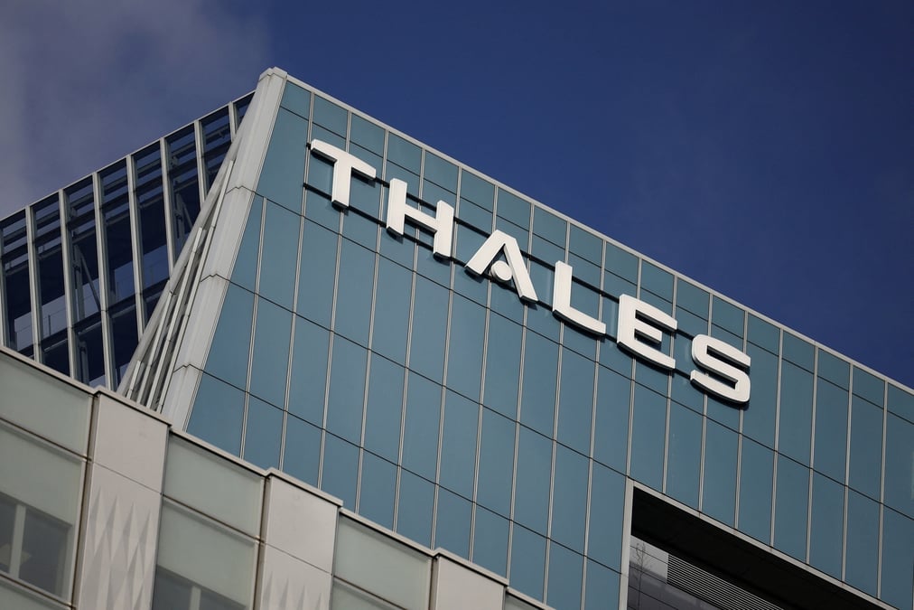 Le logo du groupe francais de defense et d'electronique thales est visible dans le quartier d'affaires de la defense, pres de paris