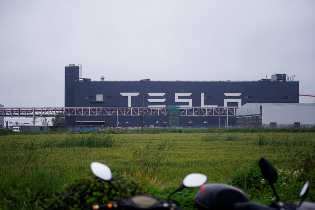 Photo d'un logo de tesla visible sur la facade de l'usine de tesla a shanghai