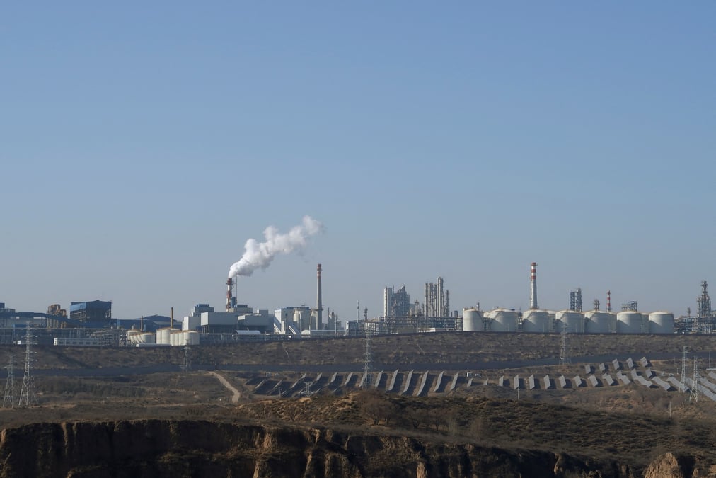 Des panneaux devant les usines du parc industriel de jinjie, a shenmu