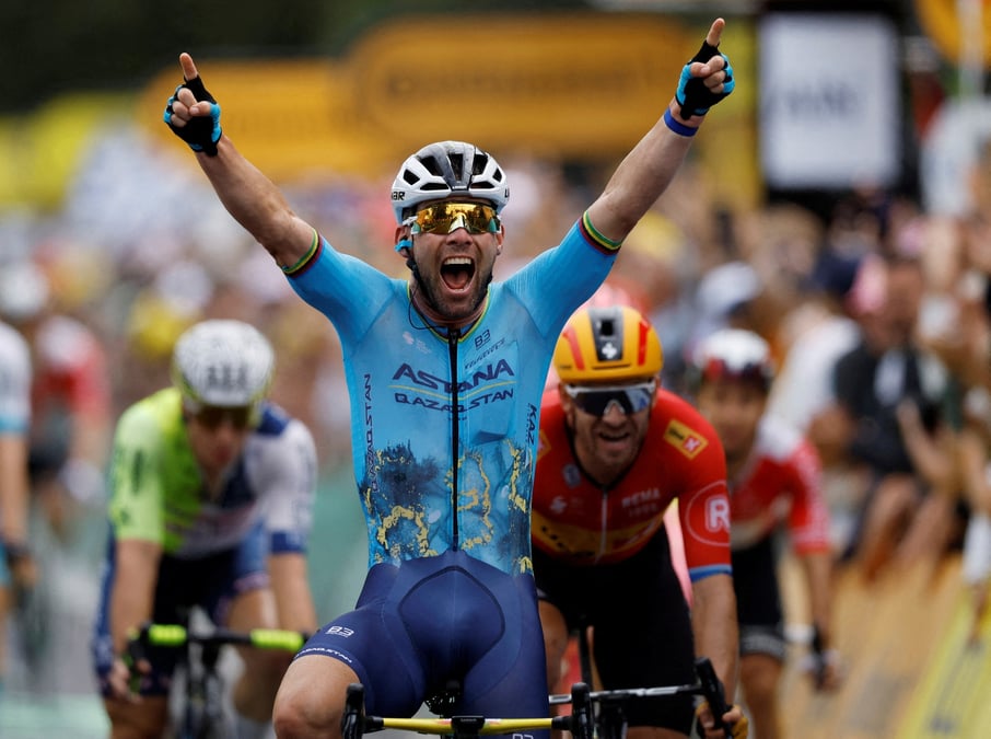 Mark cavendish de l'equipe astana qazaqstan fete sa victoire lors de la 5eme etape du tour de france