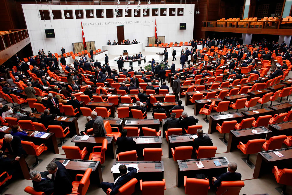 Le parlement turc se prononce contre le renvoi en justice de quatre anciens ministres pour corruption