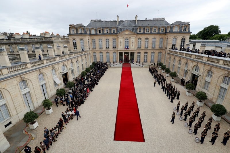 Profil bas et visites de terrain pour l'an i de l'ere macron