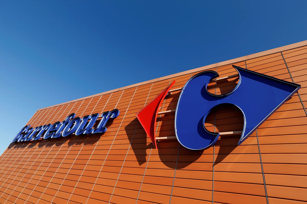 Carrefour reflechit a une offre sur casino, rapporte bfm business