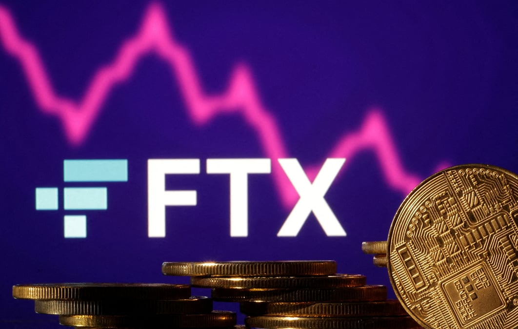 Des representations de crypto-monnaies sont visibles devant le logo ftx