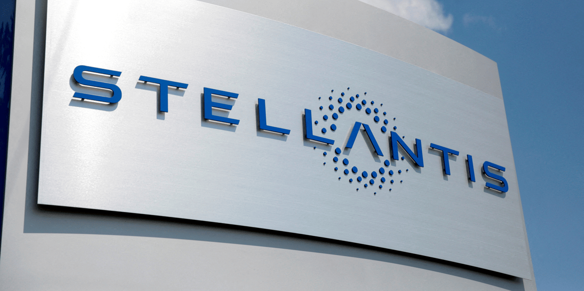 Un panneau stellantis devant le siege de l'entreprise aux etats-unis