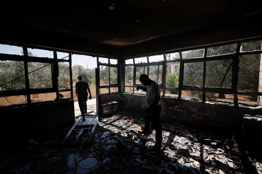Un batiment incendie, apres une attaque de colons israeliens, pres de ramallah