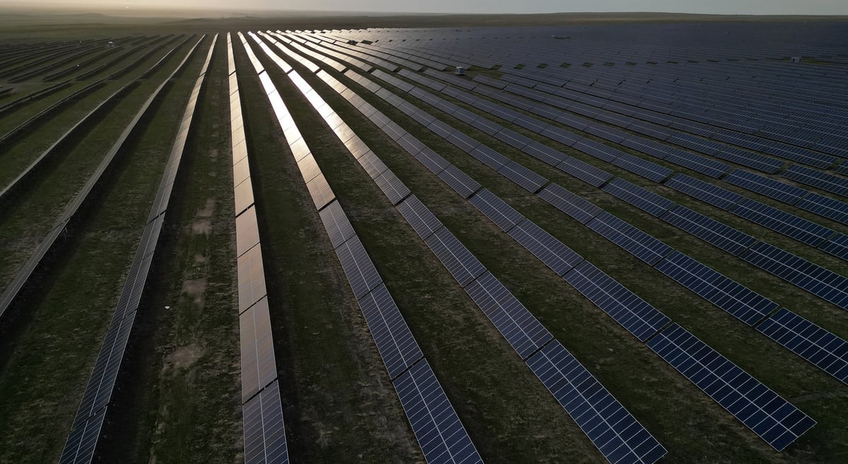 Vue aerienne de panneaux solaires