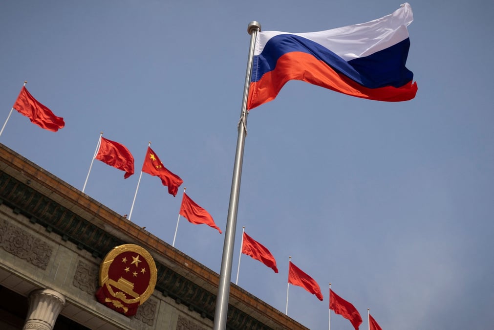 Le drapeau national russe devant le grand hall du peuple avant la ceremonie d'accueil de mikhail michoustine a pekin