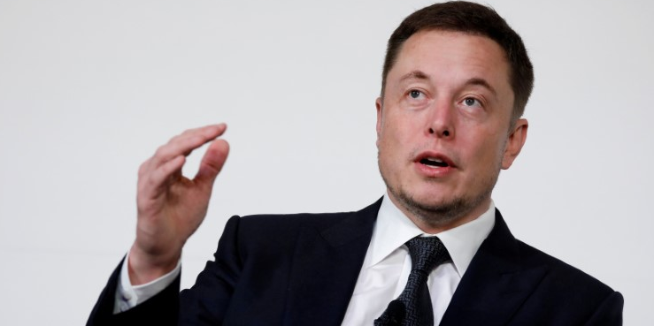 Elon musk remet les premieres berlines model 3 a leurs acheteurs