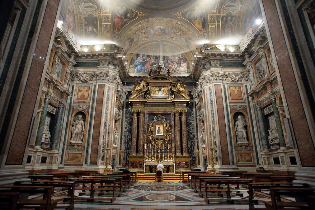 Le pape celebrera la messe du reveillon de noel plus tot pour respecter le couvre-feu italien
