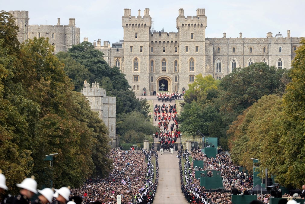 Le cortege funeraire de la reine elizabeth ii descend le long walk en direction du chateau de windsor