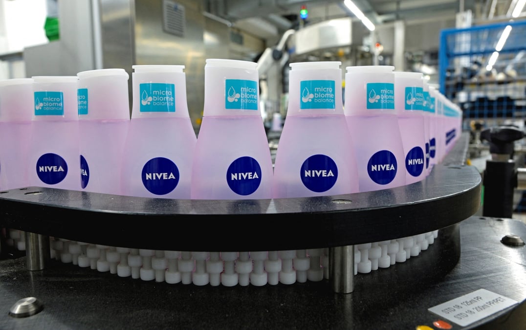 Des bouteilles nivea sur une chaine de production dans l'usine de la societe allemande de soins personnels beiersdorf a hambourg