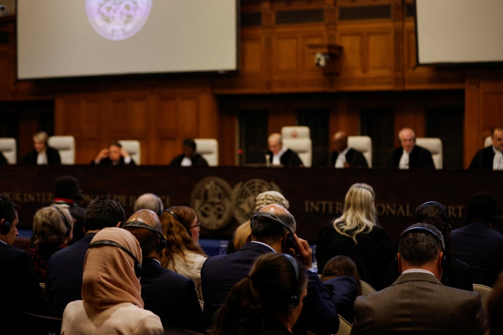 Des delegues assistent a une decision sur la demande de l'afrique du sud d'ordonner l'arret de l'offensive israelienne a rafah, a l'extreme sud de la bande de gaza, a la cour internationale de justice (cij)