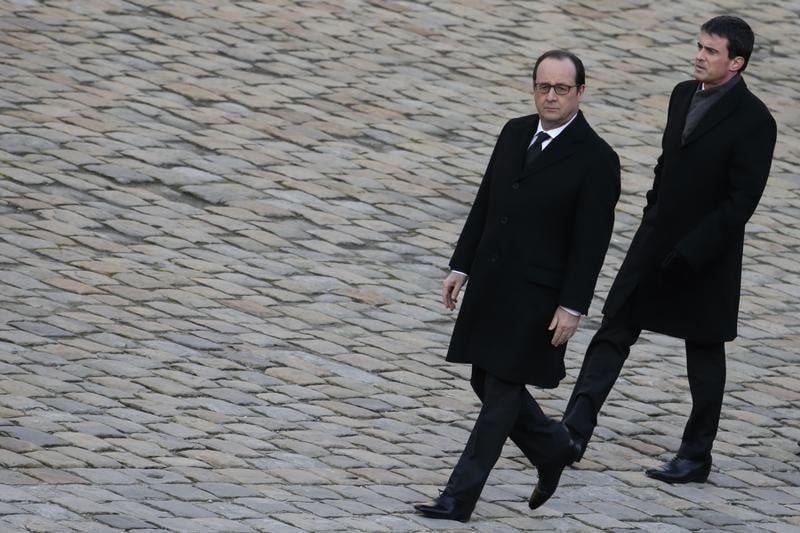 Les cotes de confiance de hollande et valls chutent a nouveau