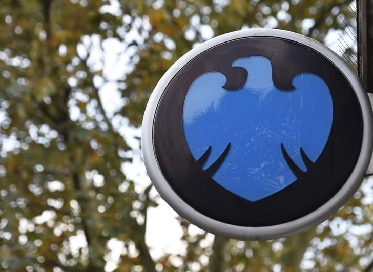 Barclays reduit la remuneration de son dg vise par une enquete