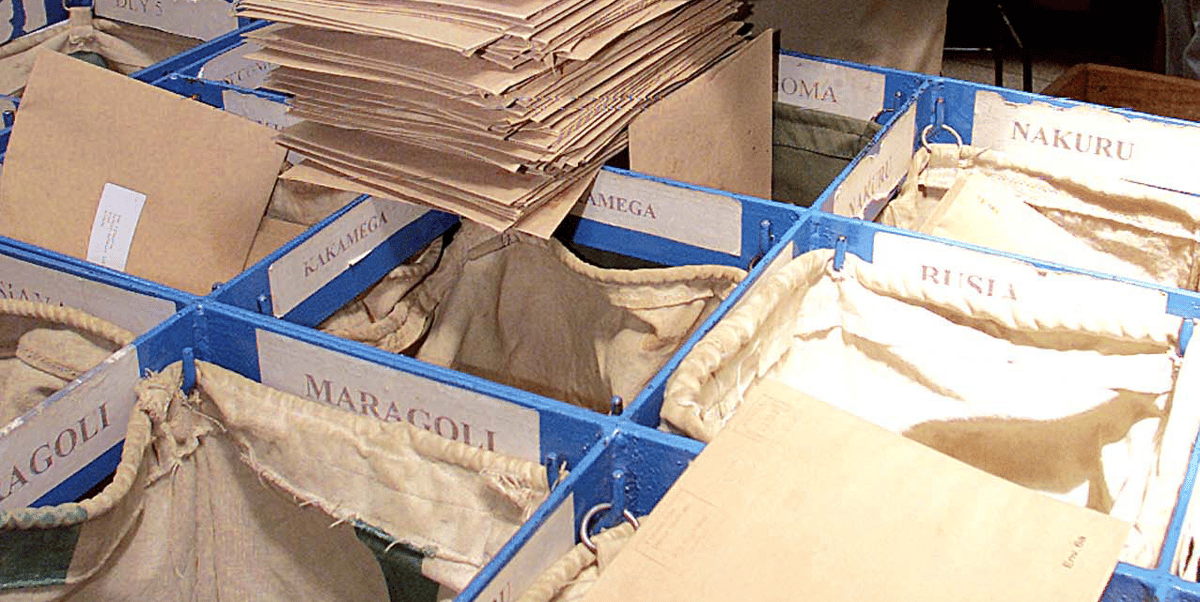Poste colis envoi tri logistique enveloppes