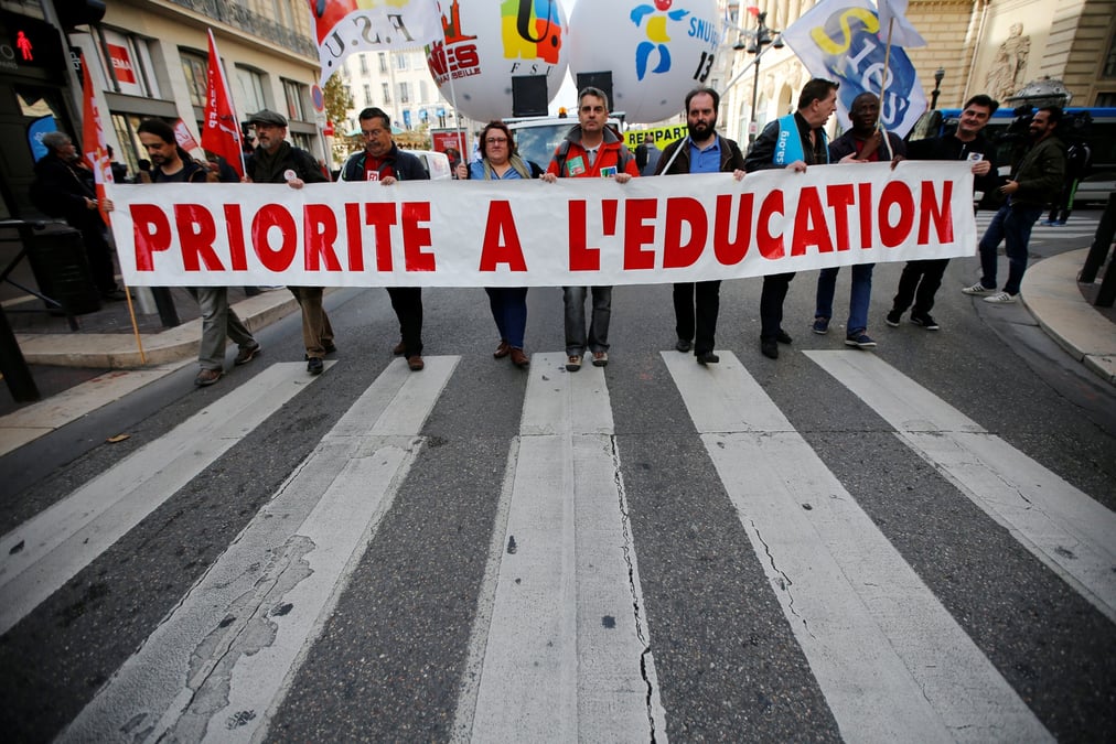 11% des enseignants en greve contre des coupes de postes