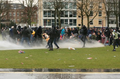 Des manifestations anti-confinement aux pays-bas basculent en emeutes
