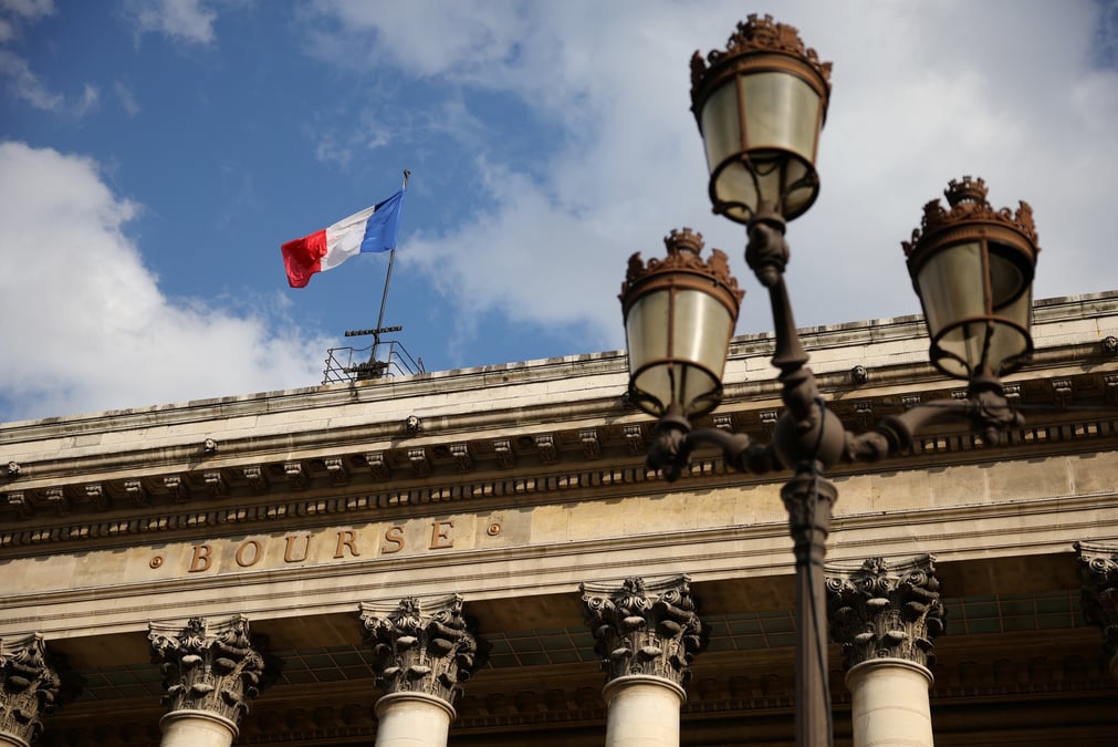 Le drapeau francais au sommet du palais brogniard, ancienne bourse de paris