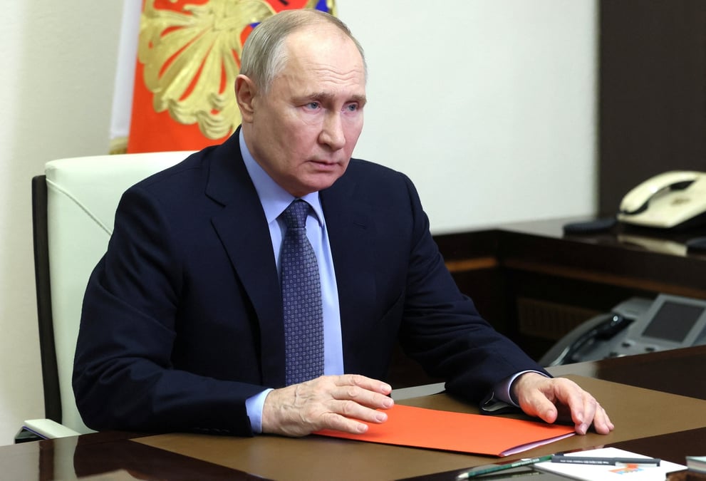 Le president russe poutine preside la reunion du conseil de securite a l'exterieur de moscou