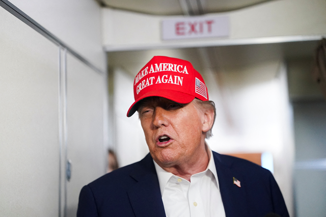 Donald Trump a signé le texte, adopté de justesse hier par la Chambre des représentants, alors que des avions militaires survolaient la Maison blanche.