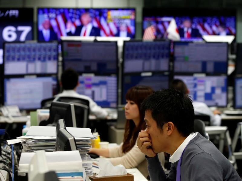 Tokyo finit pratiquement inchangee, la prudence l'a emporte