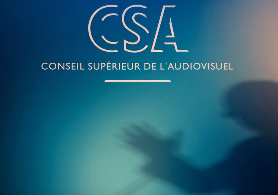 Le csa saisi contre les propos de yann moix sur la police