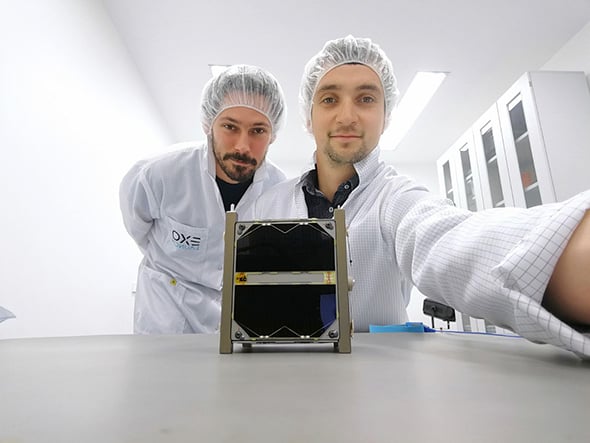 Laélien Rivière et Romain Briand, ingénieur système et ingénieur structure mécanique au Centre Spatial Universitaire de Montpellier, ont éprouvé le MTCube avec des tests de résistance aux vibrations.