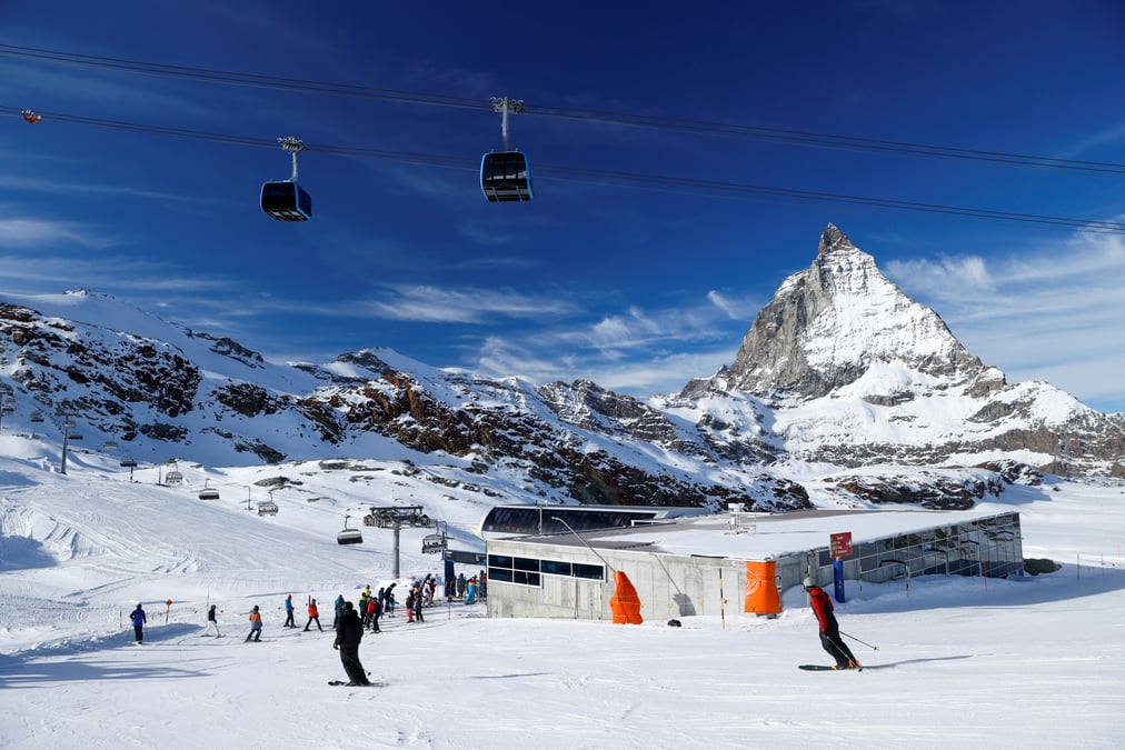 Castex annonce des controles aux frontieres pour dissuader d'aller skier a l'etranger