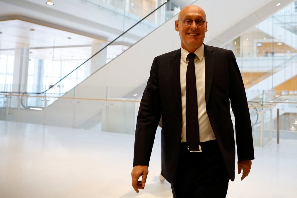 Bernard laporte, president de la federation francaise de rugby (ffr), arrive au palais de justice de paris pour etre juge pour des accusations de favoritisme et de trafic d'influence