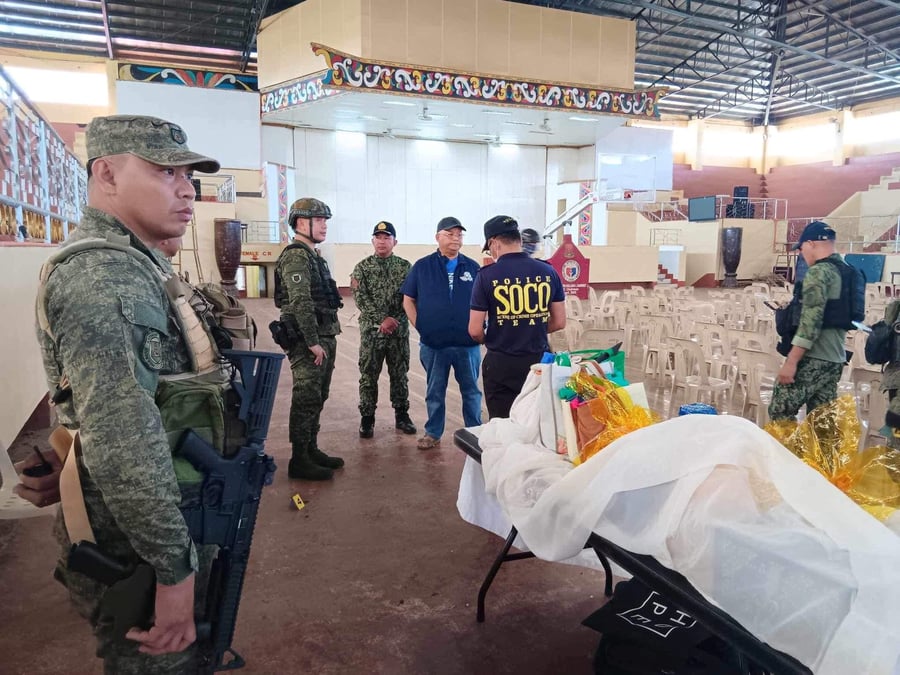 Le gouverneur de lanao del sur, mamintal adiong jr., et des membres des forces de l'ordre apres l'attentat a la bombe a marawi