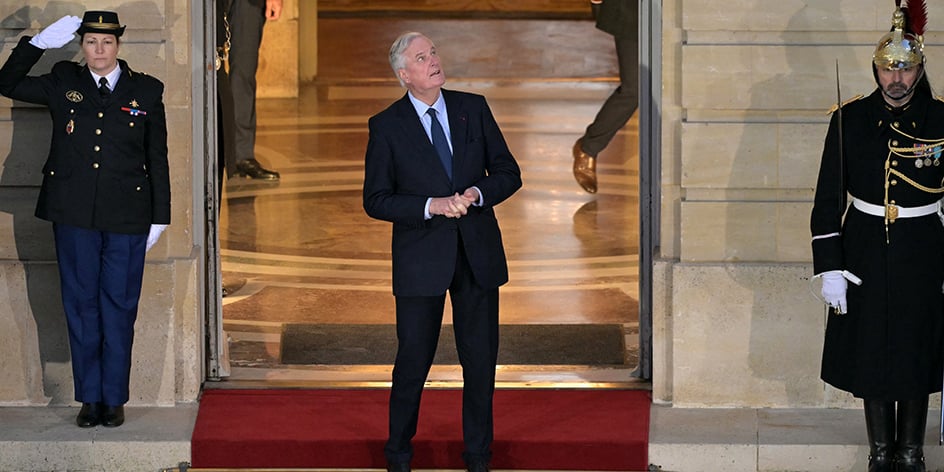 Michel Barnier sur le perron de Matignon vendredi 13 décembre 2024, avant la passation de pouvoir avec François Bayrou.