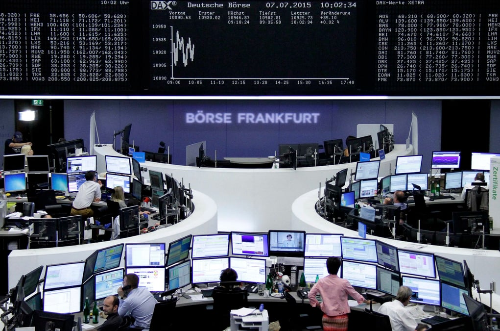 Repli des bourses europeennes a mi-seance