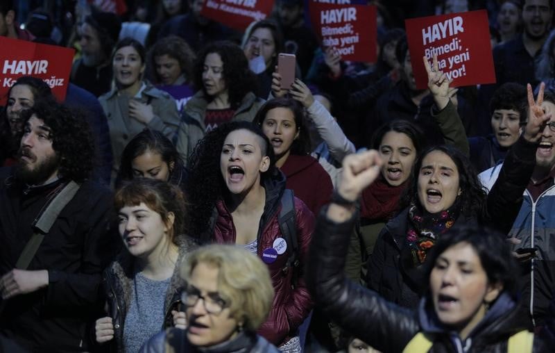 Victoire etriquee du "oui" en turquie, les observateurs critiques