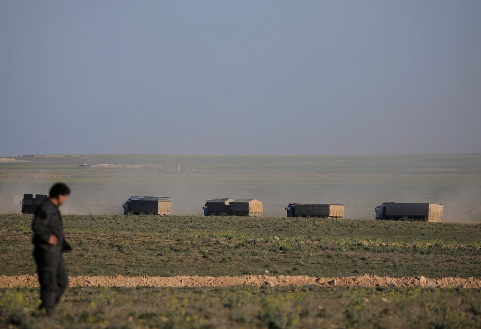 Des civils evacues du dernier village aux mains de l'ei dans l'est syrien