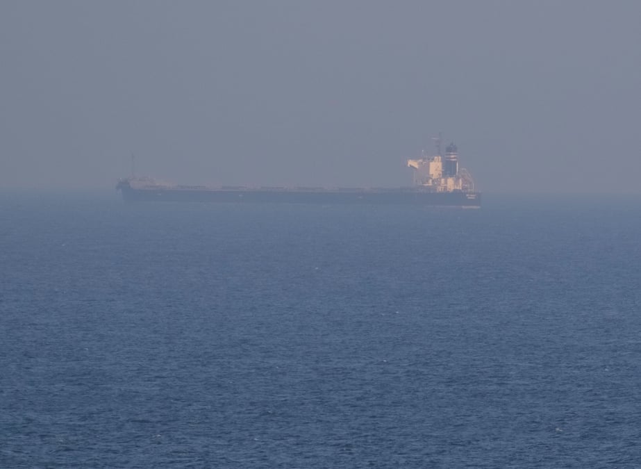 Un navire transportant des cereales ukrainiennes est vu dans la mer noire, pres du port ukrainien d'odesa