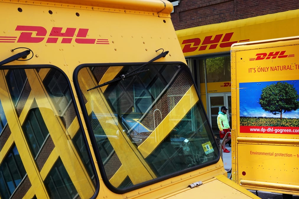 Des camions a l'exterieur d'un centre de livraison dhl a manhattan, new york city