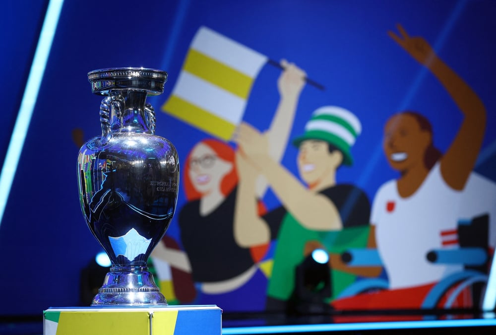 Photo d'archives du trophee du championnat d'europe visible avant le tirage au sort
