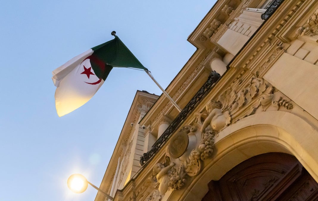 Un drapeau algérien flottant sur la façade de l'ambassade d'Algérie en France, le 28 mars 2025