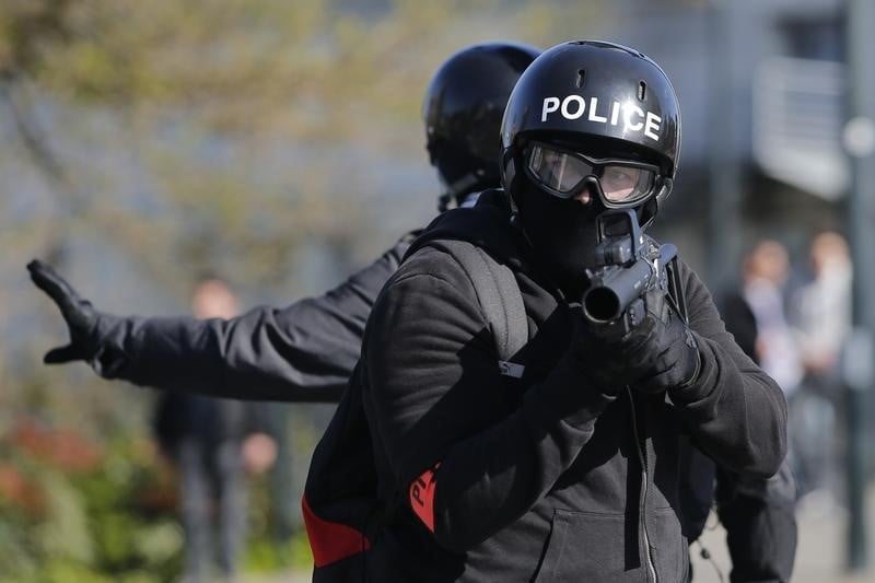 Appel du syndicat alliance a manifester contre la "haine anti-flic"