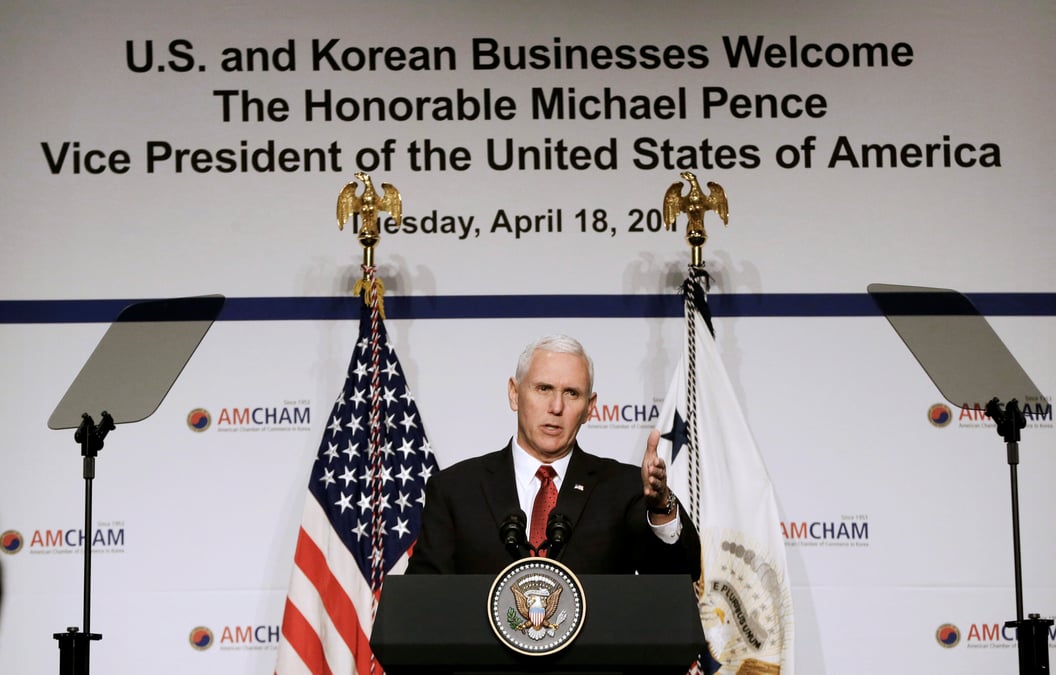 Face a pyongyang, pence souligne la determination de trump
