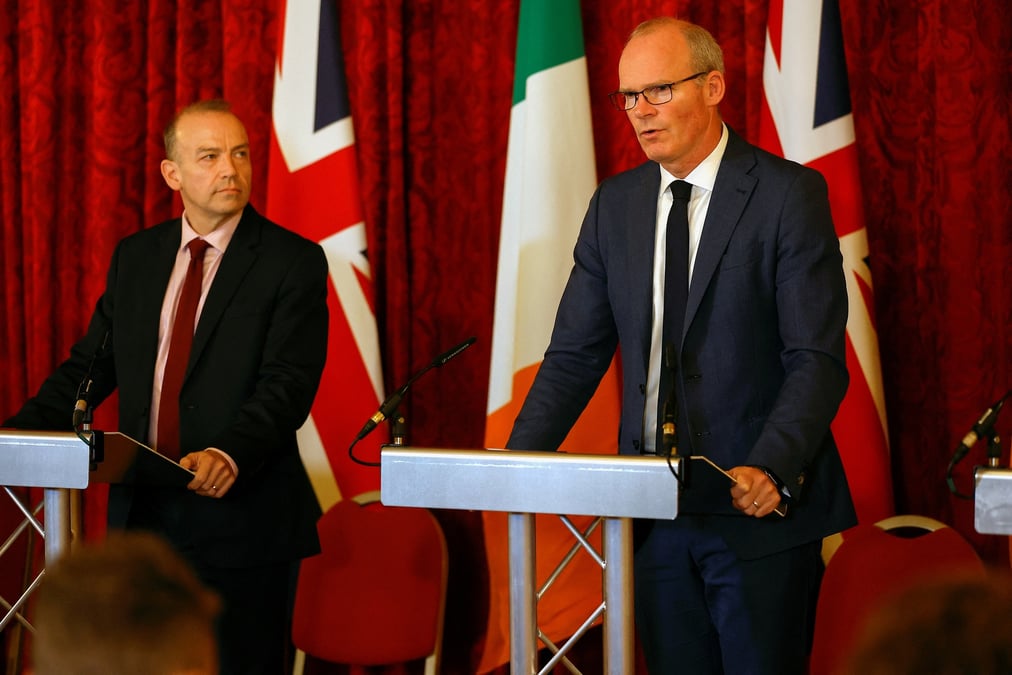 Le ministre irlandais des affaires etrangeres simon coveney (droite) et le secretaire d'etat pour l'irlande du nord chris heaton-harris lors d'une conference a londres