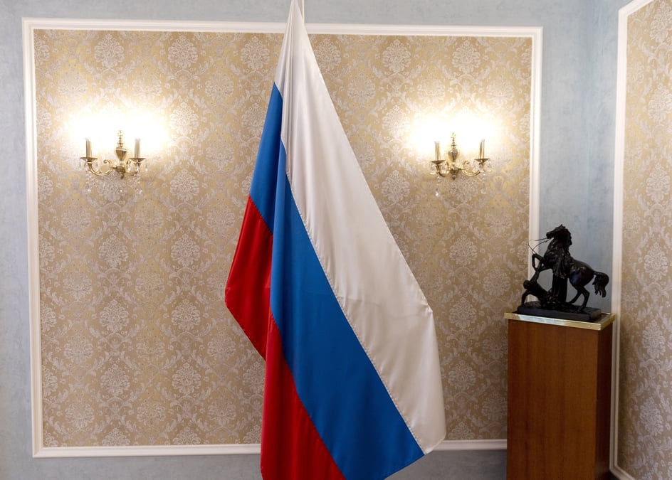 Un drapeau russe est vu dans la mission diplomatique a geneve