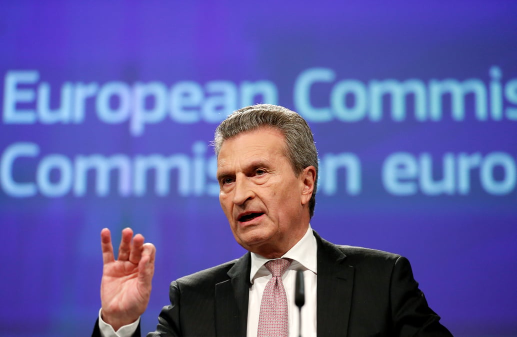 La france doit reduire son deficit sous la barre des 3% en 2020, dit oettinger