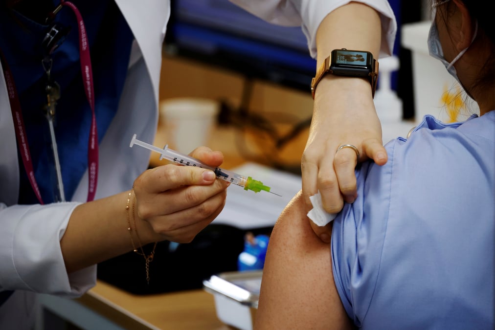 La grande-bretagne scelle un accord avec pfizer sur 60 millions de vaccins de plus