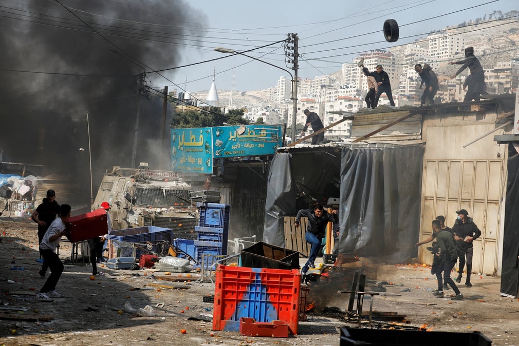 Les forces israeliennes font un raid sur la ville de naplouse en cisjordanie