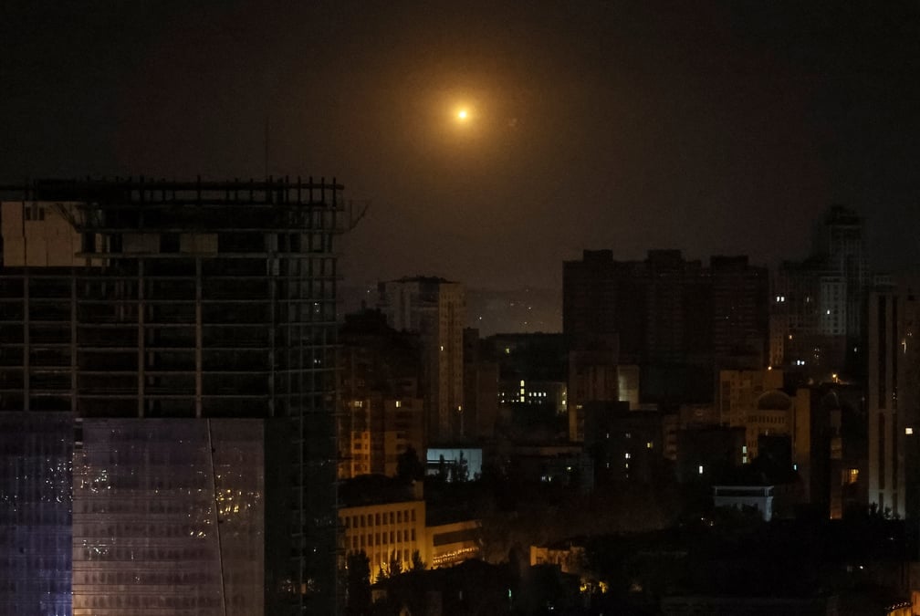 Photo d'une explosion d'un drone visible dans le ciel au-dessus de la ville lors d'une frappe de drones russes